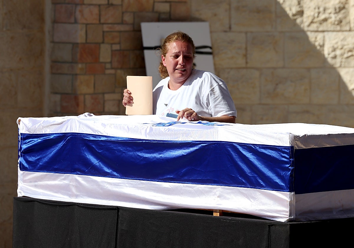 Adi Marciano llora sobre el féretro de su hija, la soldado israelí Noa Marciano, durante su funeral en Modiin