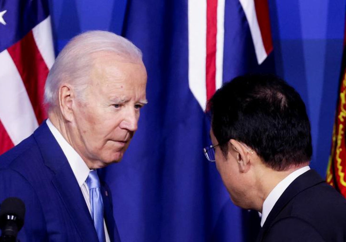 El presidente de EE.UU., Joe Biden, junto a su homónimo de Japón, Fumio Kishida