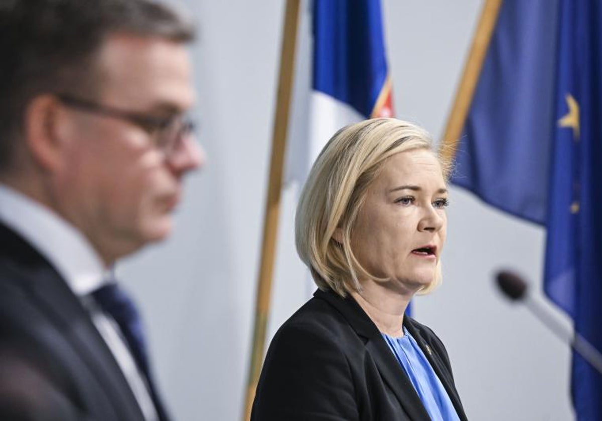 La ministra de Interior de Finlandia, Mari Rantanen, comparece junto al presidente del país, Sauli Niinistö