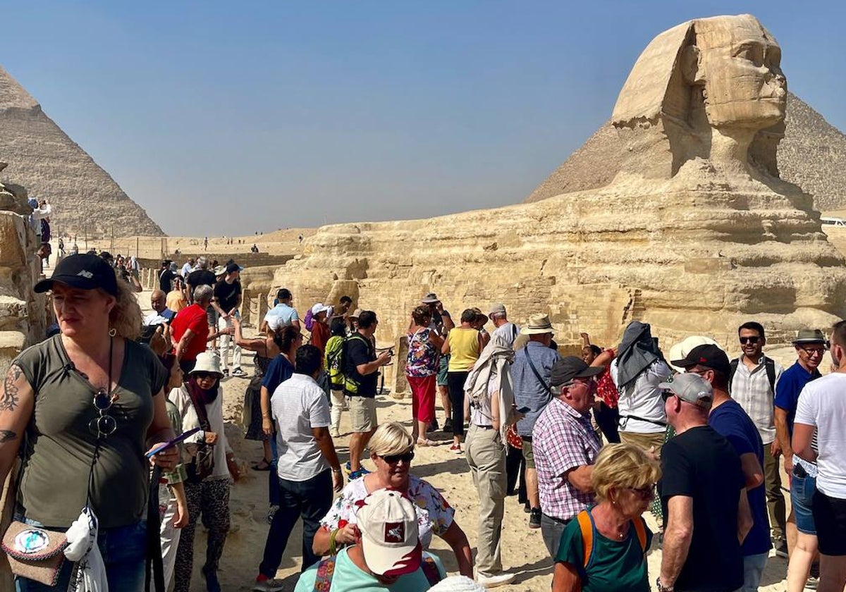 Ajenos a la guerra en la vecina Gaza, legiones de turistas abarrotan las pirámides de Guiza, a las afueras de El Cairo