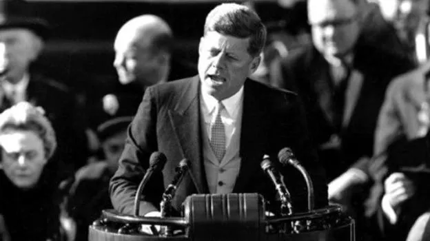 JFK durante su discurso de inauguración el 20 de enero de 1961