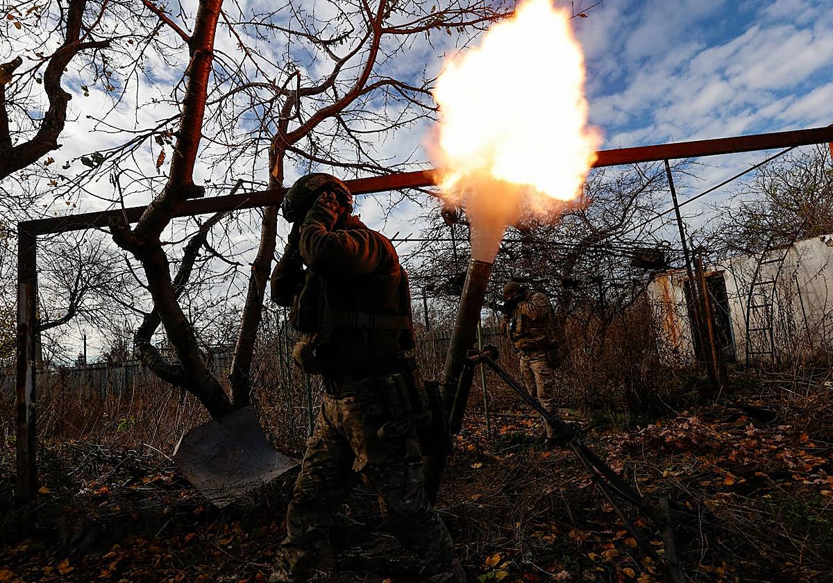 Un soldado ucraniano dispara un motero en frente de Avdiivka