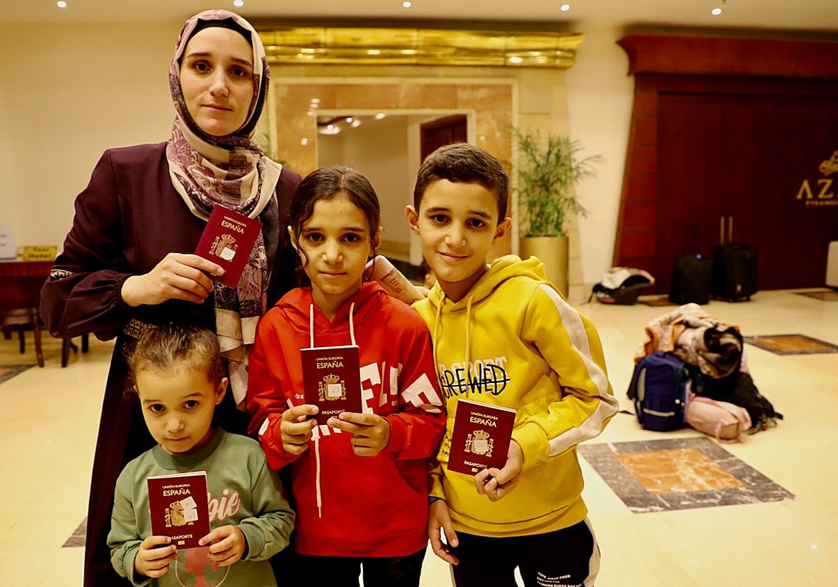 Evacuados de Gaza, una madre hispanopalestina y sus hijos muestran sus pasaportes españoles  en su hotel de El Cairo