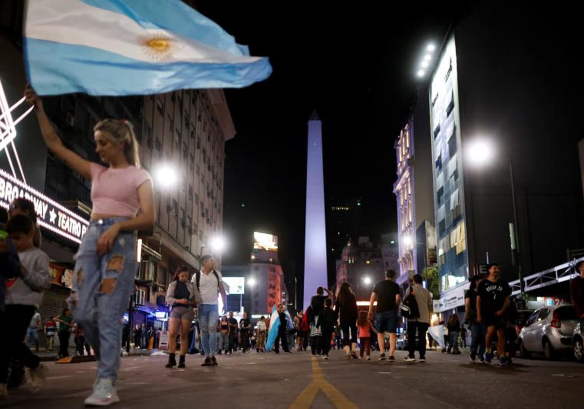 Se acabó, por fin los echamos»: los partidarios de Milei celebran la  derrota del peronismo