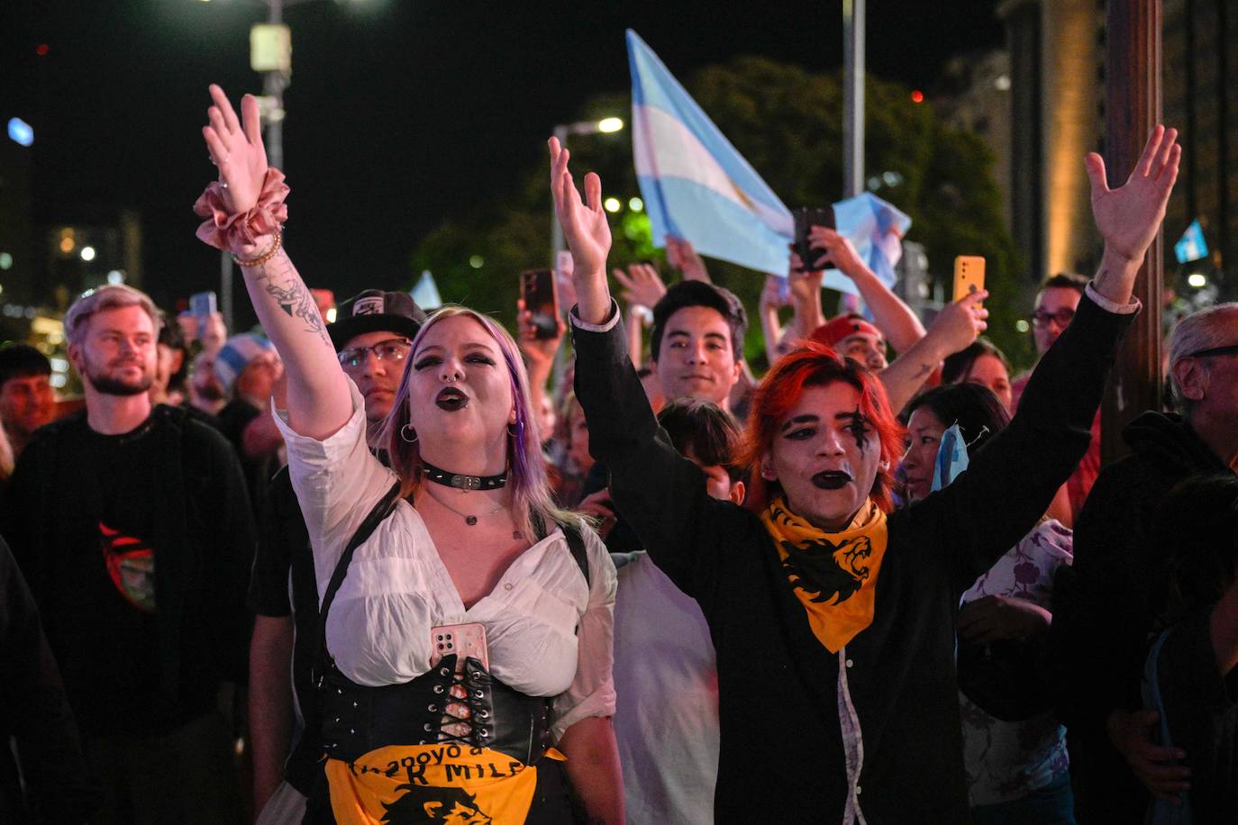 Una multitud sale a la calle para felicitar a Milei