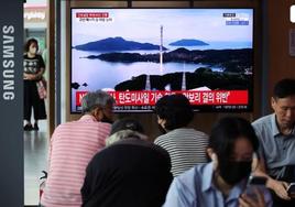 Corea del Norte se adelanta un día lanzando un supuesto satélite espía y Japón pone en alerta a su población