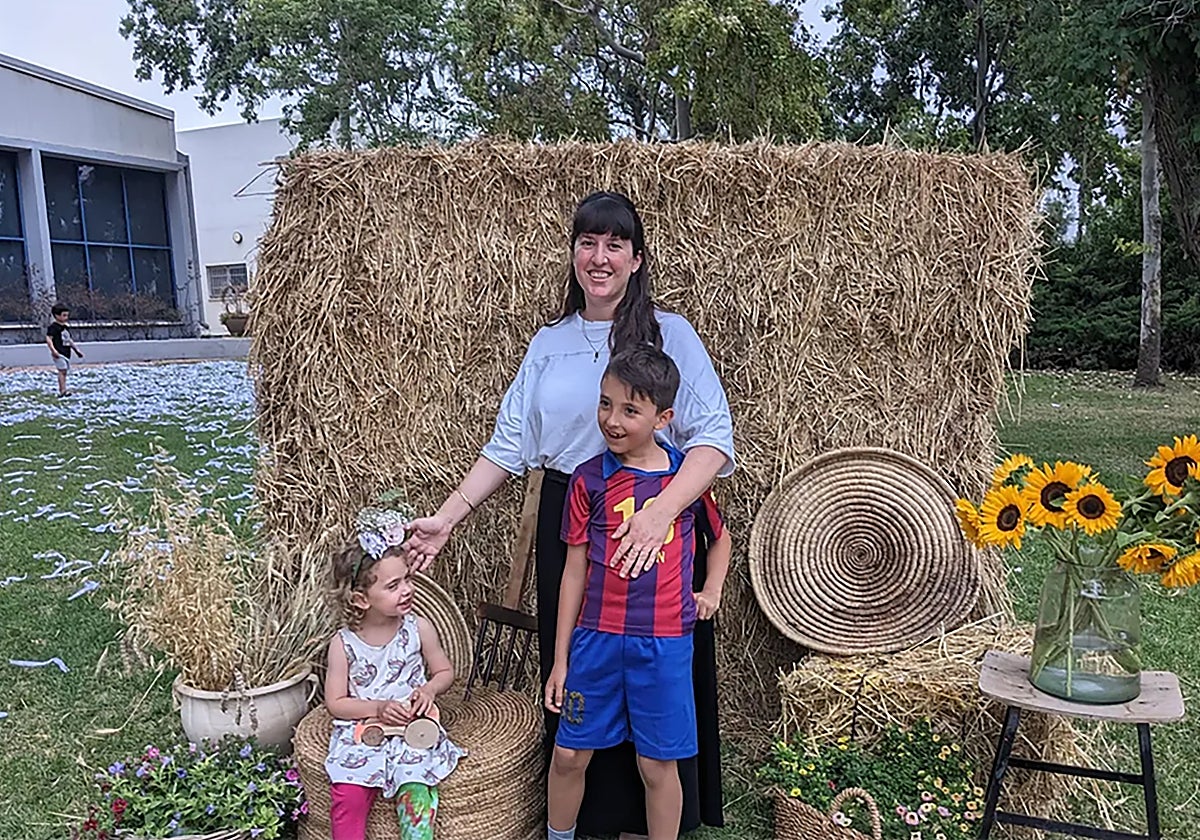 Adi y sus dos hijos, Yahel Neri y Naveh (nuera y nietos de Korngold) , en el kibutz Be'eri, antes de ser secuestrados por Hamás