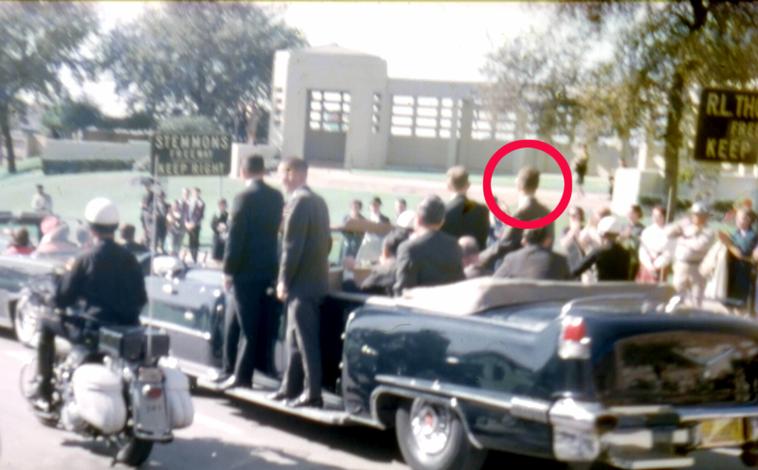 Imagen principal - En la primera imagen, Paul Landis en el séquito presidencial en Dallas. En la segunda, subiendo el féretro de JFK al Air Force One. En la última, su función era proteger a Jackie Kennedy.