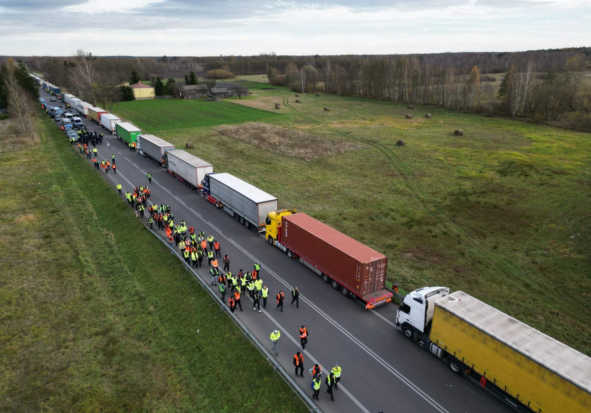 Camiones cerca del paso fronterizo entre Polonia y Ucrania en Dorohusk (Polonia)