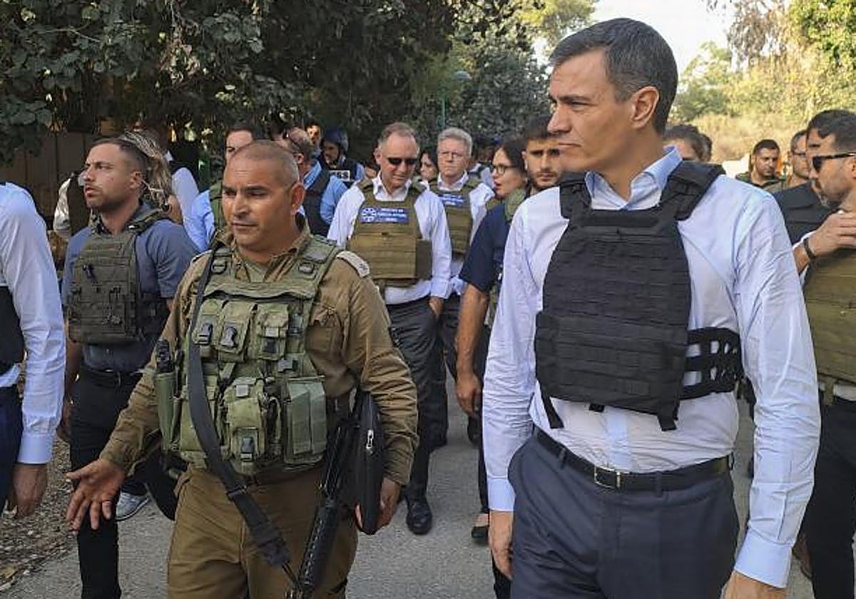 Sánchez escucha a un mando militar israelí que les relata lo que ocurrió en el kibutz de Be'eri el 7 de octubre