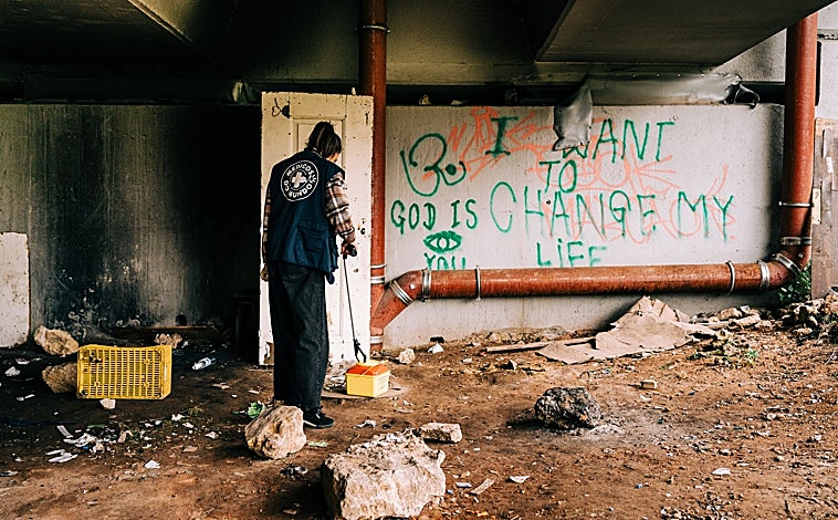 Imagen principal - Arriba, una voluntaria recogiendo jeringuillas. Muchas asociaciones promueven el consumo higiénico de esta sustancia (abajo a la derecha) 