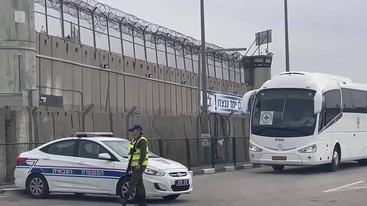 42 presos palestinos serán canjeados hoy por 14 rehenes israelíes