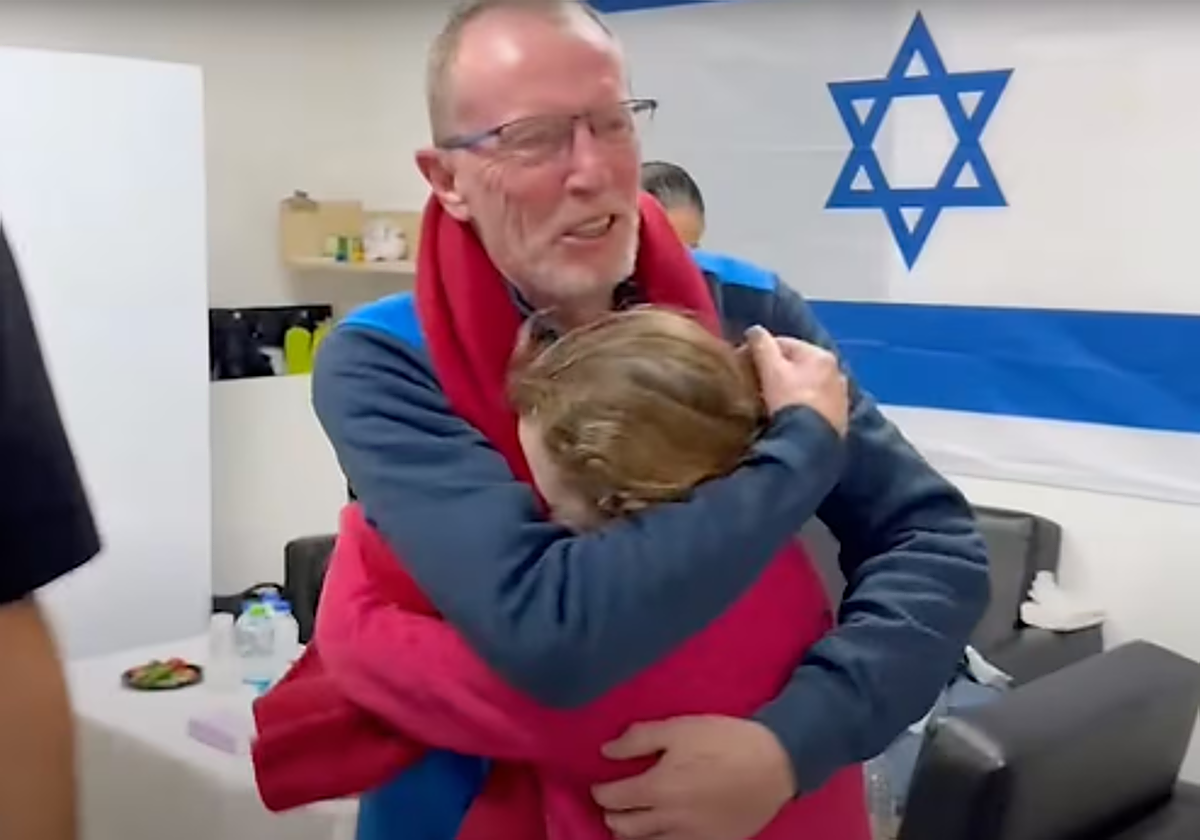 Thomas Hand se reencuentra con su hija, a quien creía muerta, tras pasar más de 50 días secuestrada por Hamás