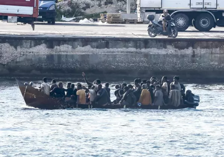 Archivfoto eines Bootes mit Migranten in Lampedusa, Italien, Mitte September