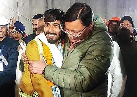 Imagen secundaria 1 - Primeras imágenes de los obreros atrapados en un túnel de la India por el derrumbe de un túnel el pasado 12 de noviembre. El Departamento de Información y Relaciones Públicas (DIPR) de Uttarakhand (India) ha sido el encargado de distrubuirlas