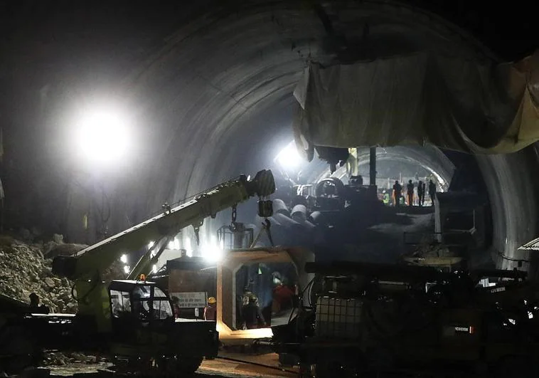 Arbeiter in einem Tunnel in Indien eingeschlossen