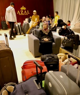 Imagen secundaria 2 - Tras su evacuación de Gaza por el paso fronterizo de Rafah, 170 hispanopalestinos fueron repatriados desde El Cairo a España. Entre ellos figuraba Amelia Julia Sayans (imagen superior), cuyo marido había decidido quedarse en la Franja de Gaza pese a la guerra. Como es habitual en las familias palestinas, en el grupo de repatriados abundan los menores de edad. Con las escasas pertenencias que habían podido salvar de sus hogares, la mayoría destruidos por los bombardeos israelíes, las emociones afloraron en las despedidas de los parientes que viven en Egipto (arriba).