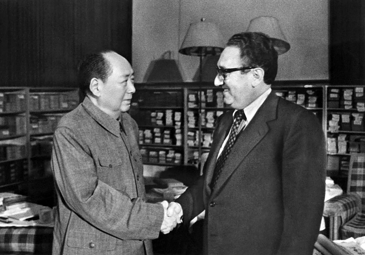 El secretario de Estado estadounidense, Henry Kissinger (derecha), se reúne con el presidente chino Mao Zedong (izq.), el 24 de noviembre de 1973 en Pekín