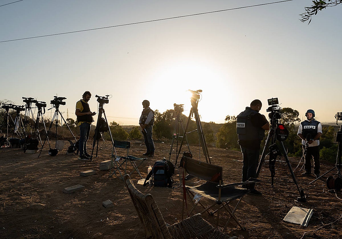 Desde una pequeña colina de Sderot, se pueden ver los intercambios de bombardeos entre Gaza e Israel