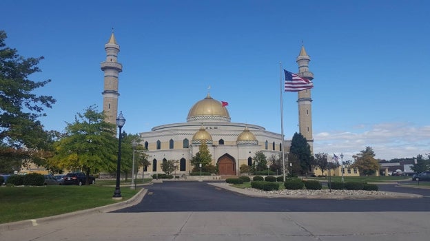 Situada en Dearborn, Michigan, es la mezquita más grande de América del Norte y el templo chií más antiguo de EE.UU. La institución se remonta a 1963, aunque la mezquita actual se inauguró en 2005. Destaca en el 'skyline' de la ciudad por sus dos grandes minaretes y sus cúpulas doradas