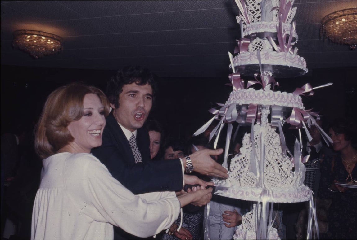 Concha Velasco corta la tarta el día de su boda con Paco Marsó, uno de los grandes amores de su vida. El enlace se celebró en 1977.