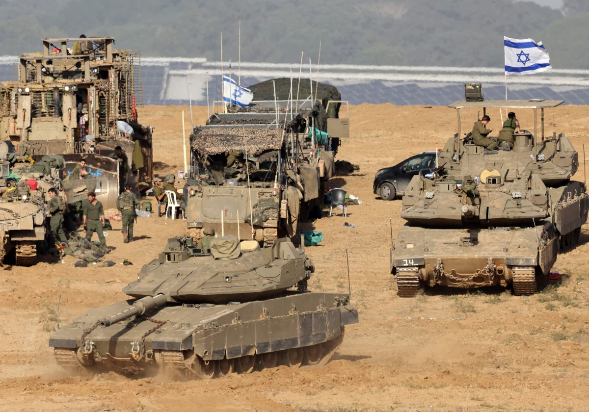 Tropas israelíes, tanques y vehículos militares se reúnen cerca de la frontera con la franja de Gaza