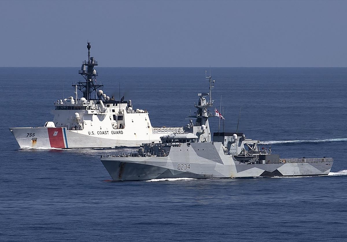 Imagen de archivo de un patrullero estadounidense y uno británico durante maniobras militares conjuntas en el mar de China Meridional