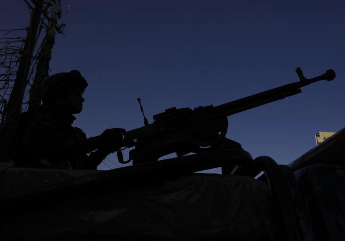 Un soldado hutí frente a una ametralladora montada en un vehículo durante unas protestas en solidaridad con el pueblo palestino, este viernes en Saná