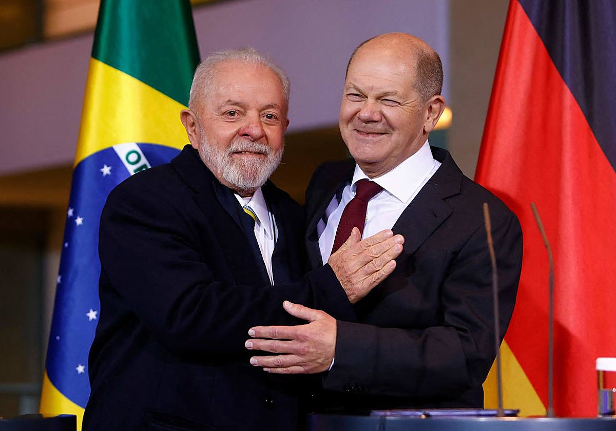 El presidente de Brasil, Luiz Inácio Lula da Silva, saluda al canciller de Alemania, Olaf Scholz