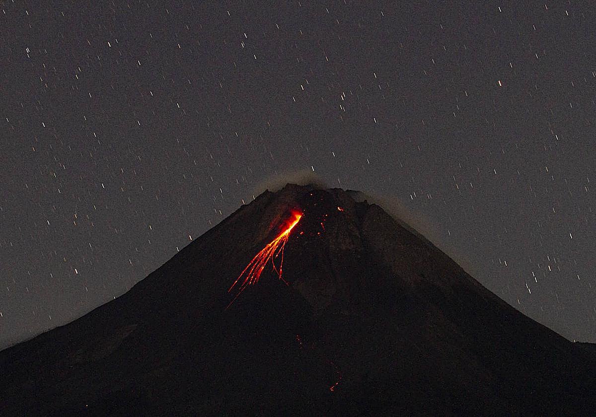 Foto de archivo de una erupción del volcán Merapi, en Indonesia