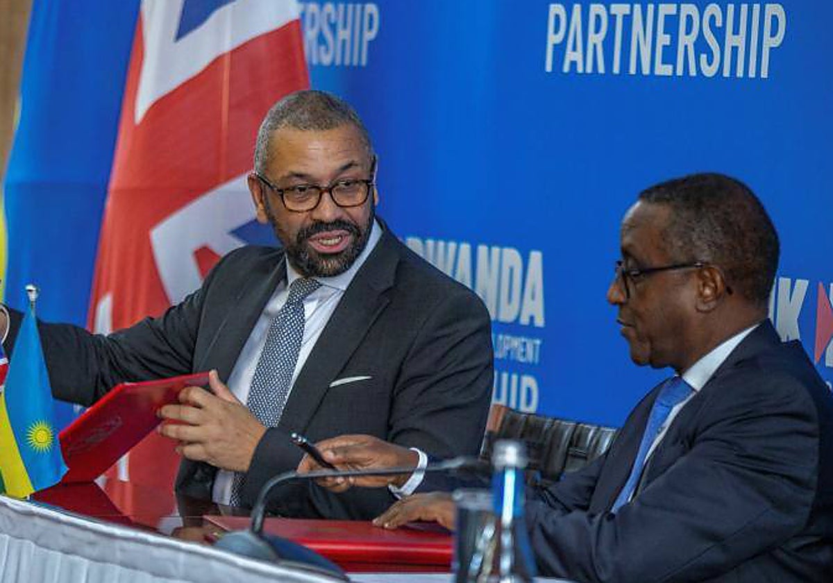 El ministro de Interior británico, James Cleverly, y el ministro de Exteriores ruandés, Vincent Biruta, el martes en Kigali