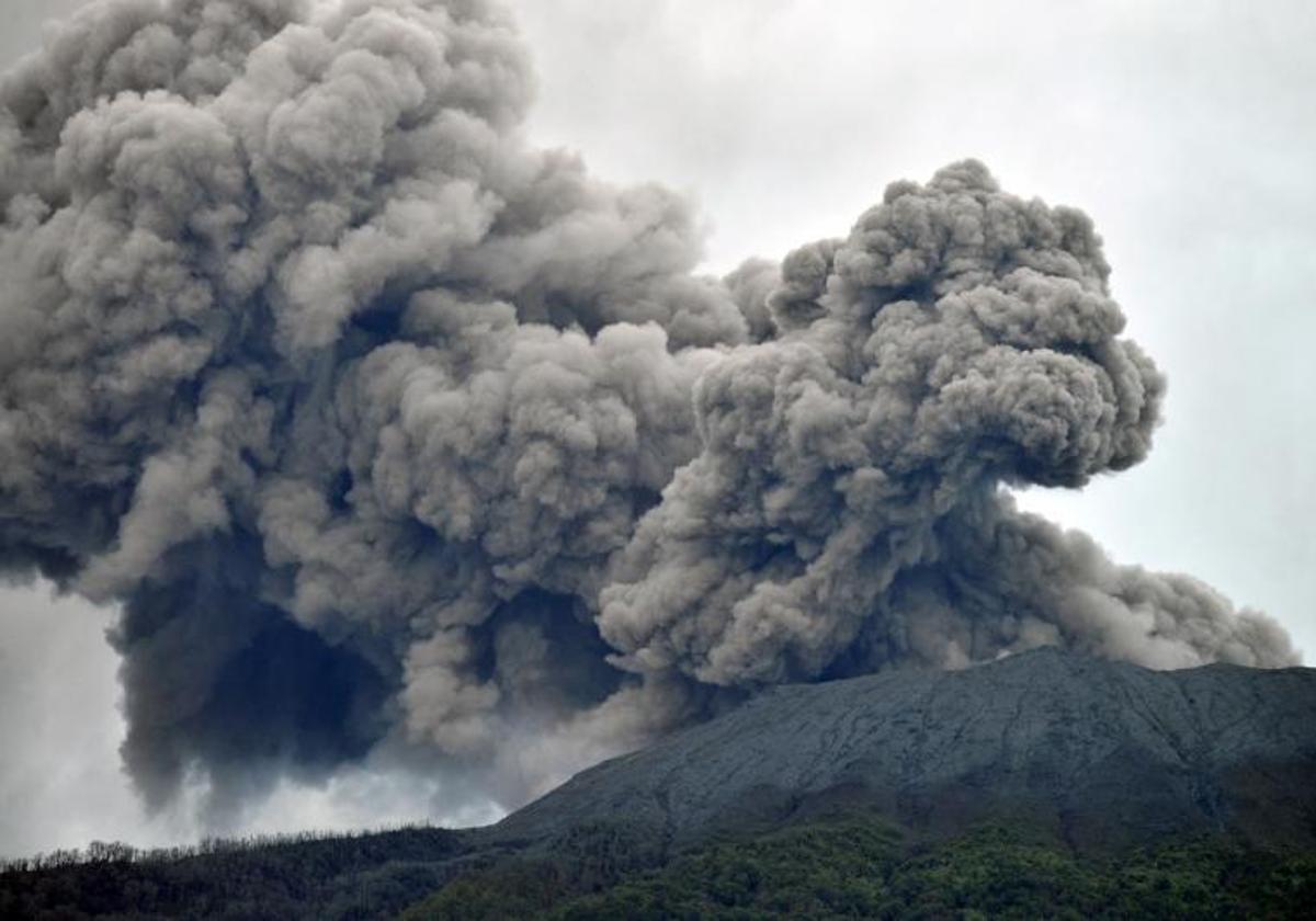 El volcán Merapi, en Indonesia, en erupción