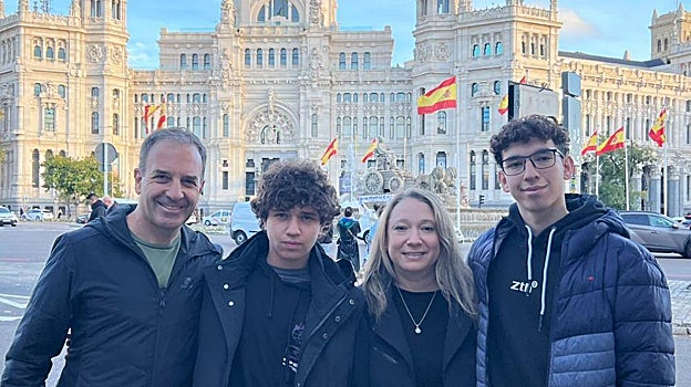 Gustavo y su familia en Cibeles