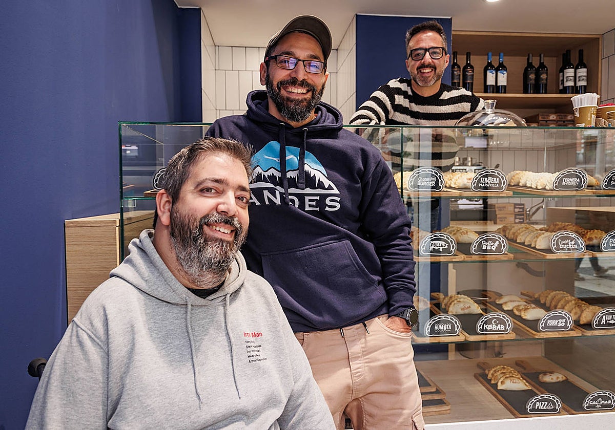 Juan Manuel Silva (arriba), con los dos socios con los que abrió empanadas Andes