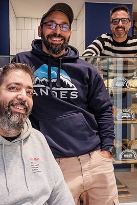 Juan Manuel Silva (arriba), con los dos socios con los que abrió empanadas Andes