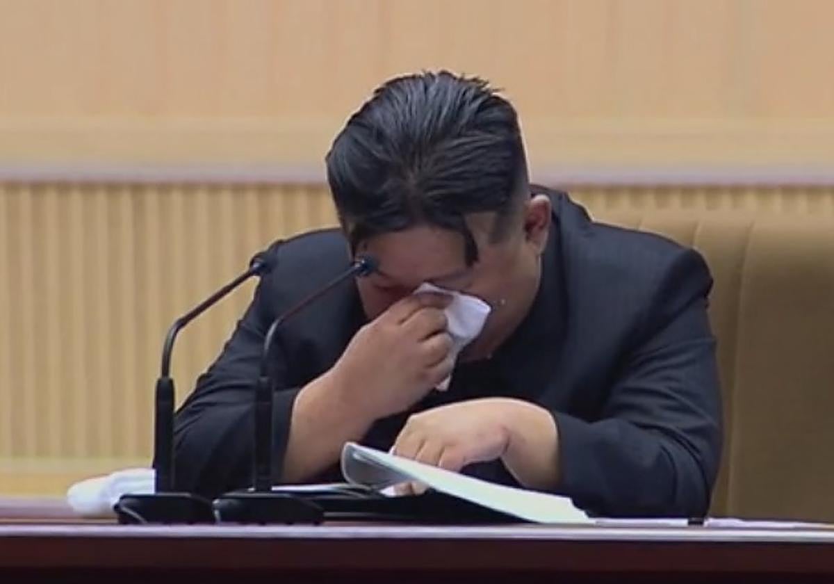 Kim Jong Un llorando durante la Conferencia de Madres