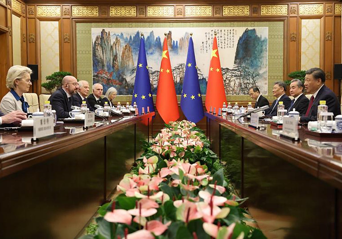 La presidenta de la Comisión Europea, Ursula von der Leyen, el presidente del Consejo de la UE, Charles Michel, y el alto representante de la Unión Europea para Asuntos Exteriores y Política de Seguridad, Josep Borrell, se reúnen con el presidente chino, Xi Jinping, el ministro de Asuntos Exteriores chino, Wang Yi, y el primer ministro chino, Li Qiang