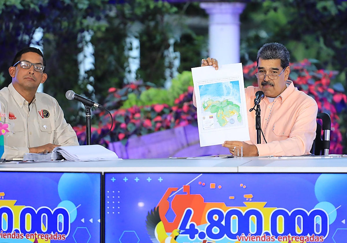 Maduro con un mapa en el que ya incorpora al Esequibo
