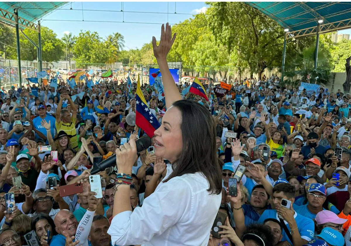 La líder opositora, María Corina Machado, realiza varias parada en la carretera, durante su trayecto a la localidad larense de Barquisimeto. Su propósito es sumar a los venezolanos a la Alianza Nacional