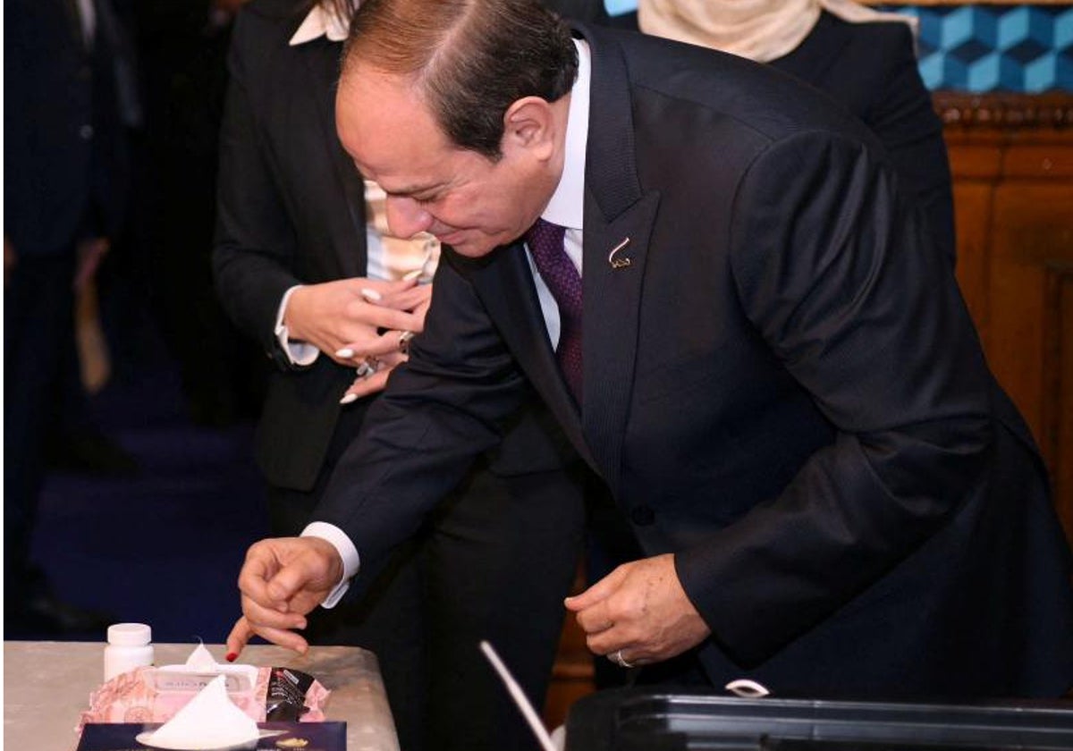 Al Sisi, al acudir a votar este domingo