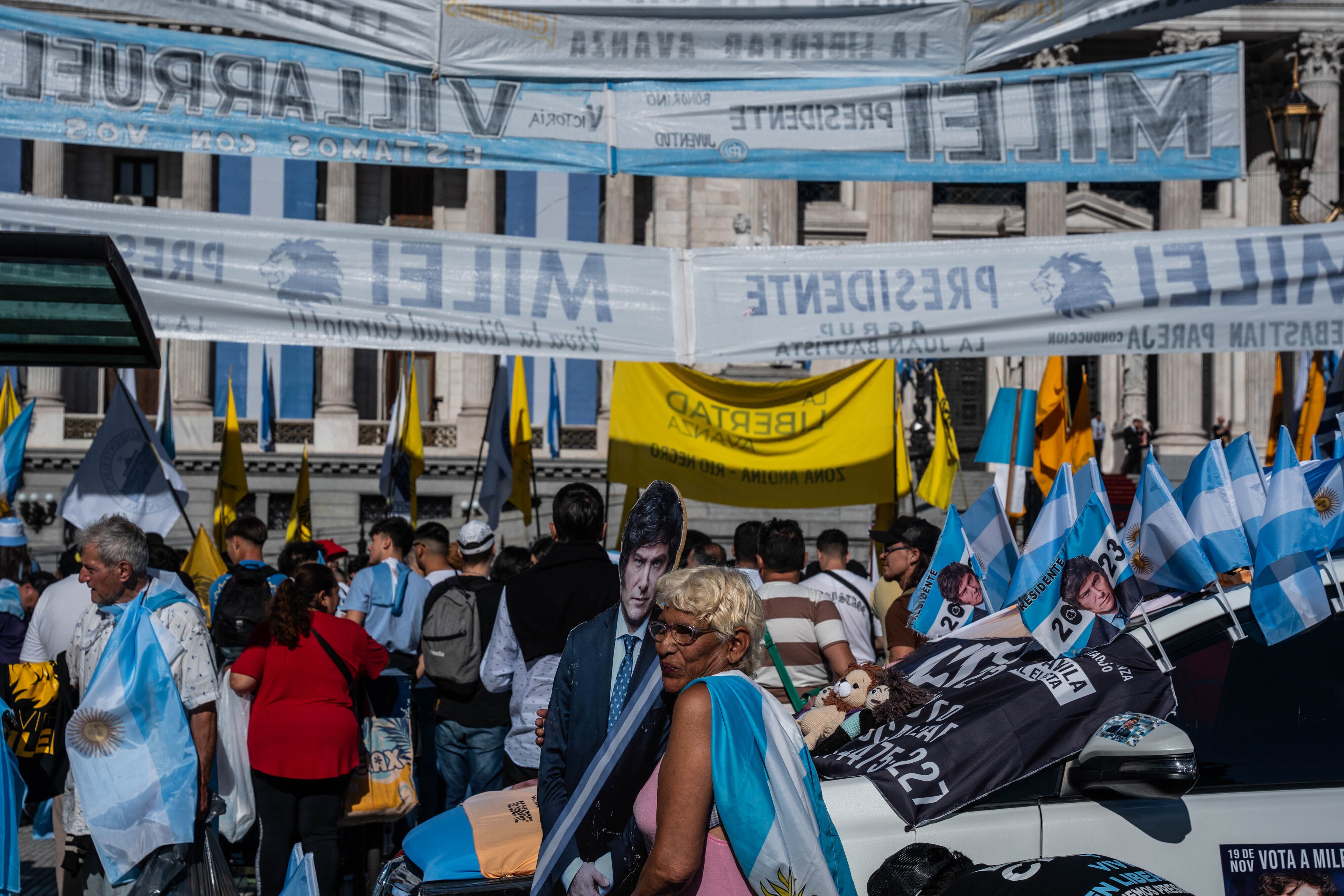 Miles de argentinos han salido a las calles a celebrar la toma de posesión de Milei