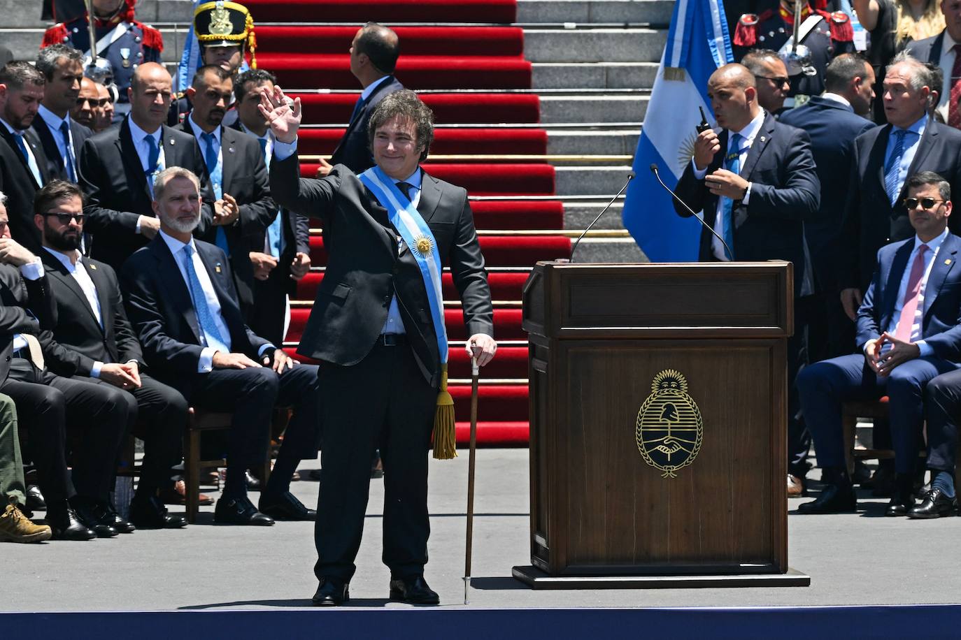Milei saluda tras dar su discurso tras la toma de posesión