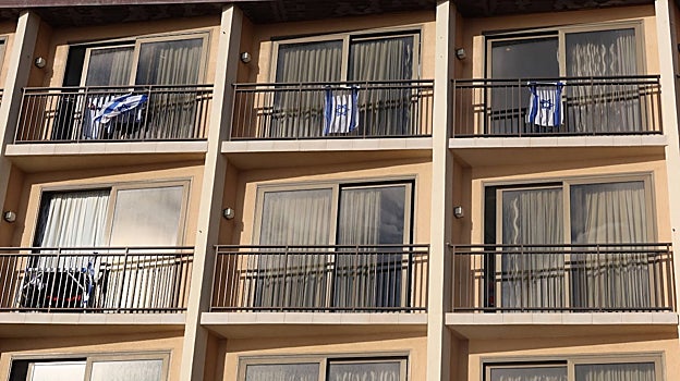 Banderas de Israel en las terrazas del hotel