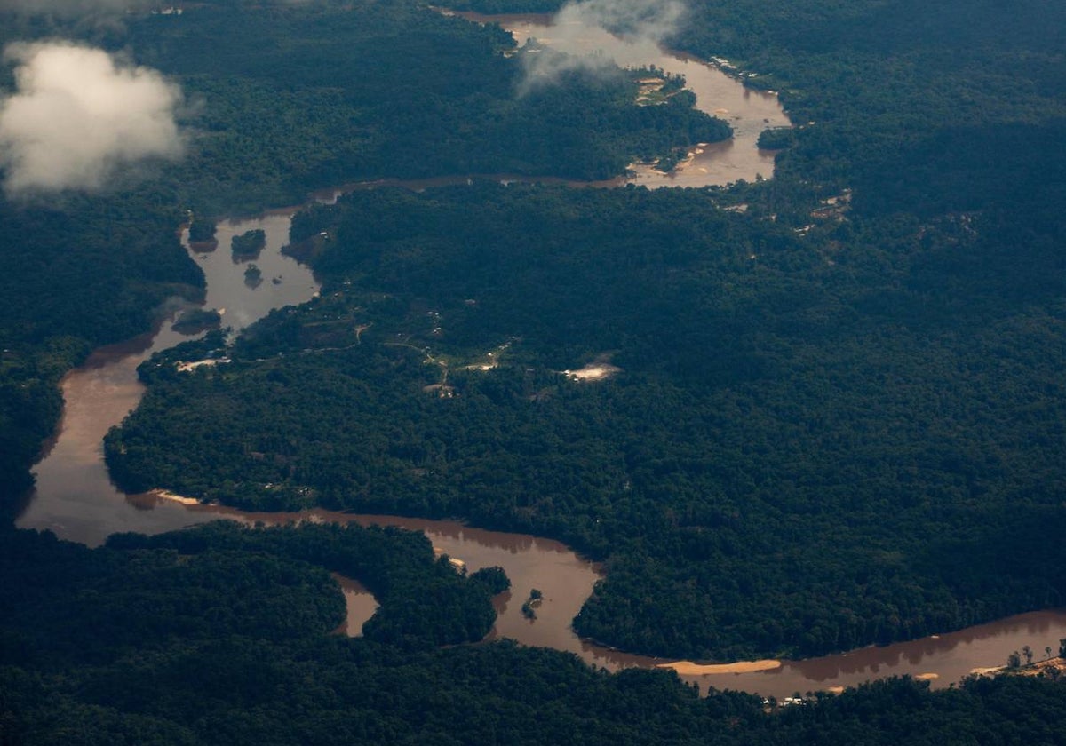 https://s2.abcstatics.com/abc/www/multimedia/internacional/2023/12/14/esequibo-vista-aerea-RPbpoxjeP2ks8W32dUfOs7J-1200x840@abc.jpg