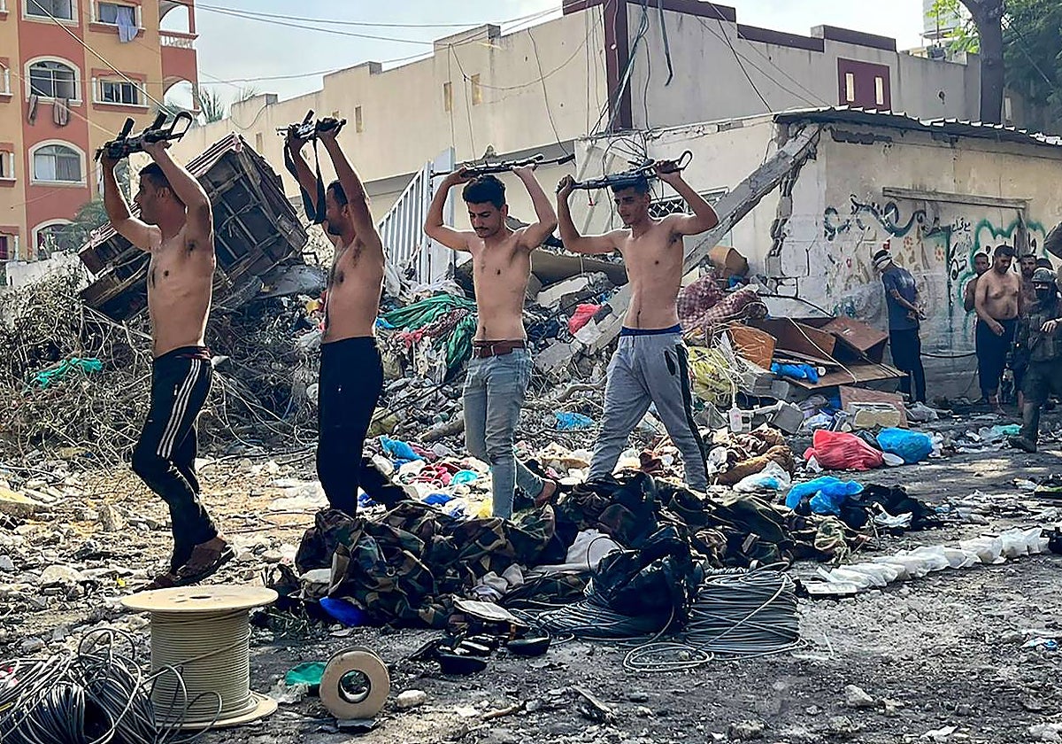 Un grupo de palestinos armados se rinde ante militares israelíes en el norte de Franja de Gaza