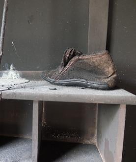 Imagen secundaria 2 - El kibutz de Nir Oz se encuentra cerca del festival de Nova, donde los terroristas entraron a asesinar y saquear. En la última imagen, el zapato de una de las víctimas 