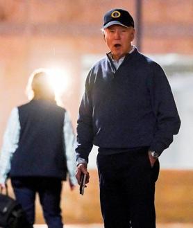 Imagen secundaria 2 - Instantes tras del accidente, el conductor del vehículo que chocó con la comitiva y Joe Biden sorprendido después del suceso