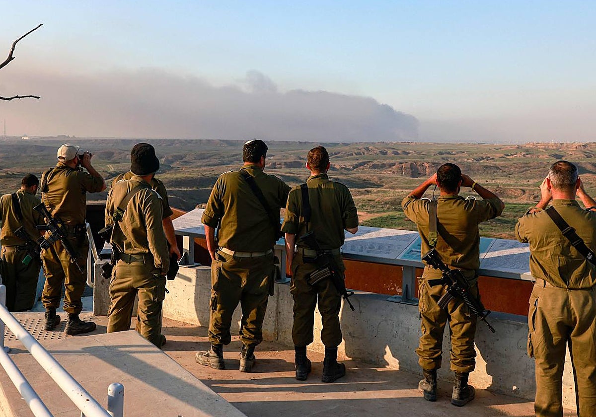 Soldados israelíes observan el humo que cubre la franja de Gaza durante las operaciones del Ejército en ese territorio
