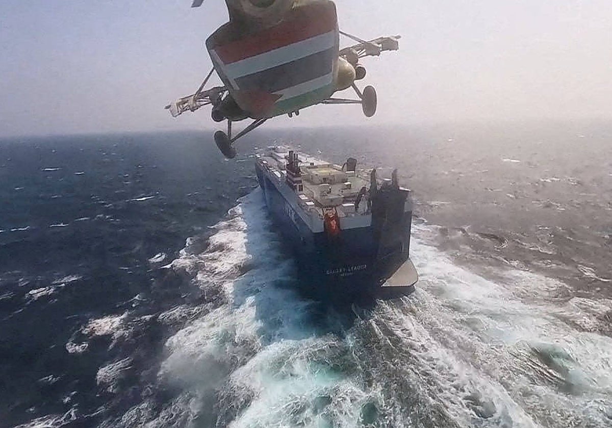 Un helicóptero militar hutí sobrevuela el carguero Galaxy Leader en el mar Rojo