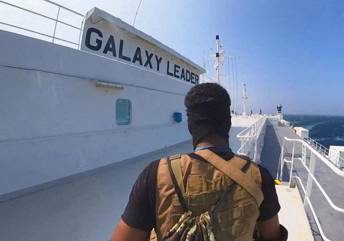 Un hutí en la cubierta del carguero Galaxy Leader asaltado en el Mar Rojo